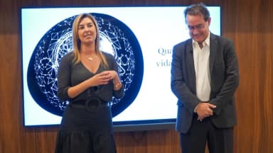 Augusto Cury durante palestra pública, ao lado de outra palestrante