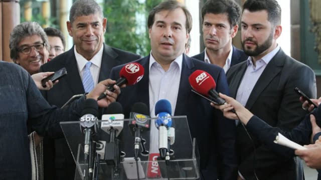 Milton Leite aparece ao lado de Rodrigo Maia durante coletiva em imagem de arquivo da Câmara Municipal de São Paulo
