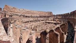 Vista interna dos níveis e arquibancadas do Coliseu de Roma