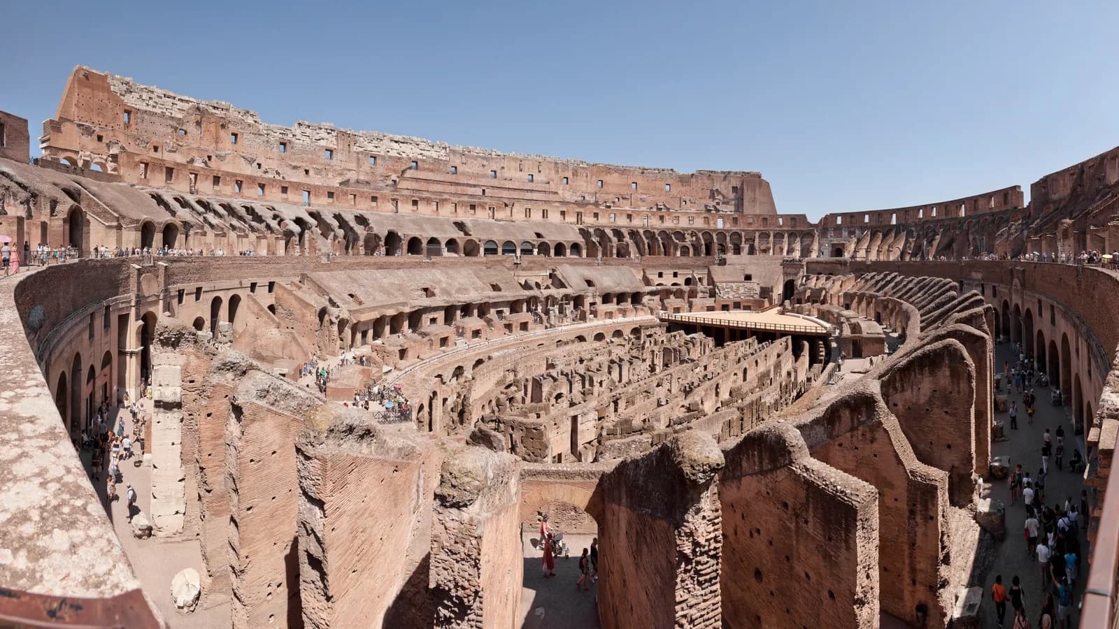 Vista interna dos níveis e arquibancadas do Coliseu de Roma
