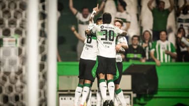 Jogadores do Coritiba comemoram gol no Estádio Couto Pereira, em Curitiba