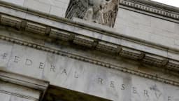 Fachada do edifício do Federal Reserve, com o nome gravado em pedra