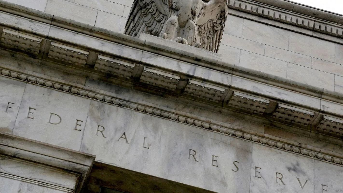 Fachada do edifício do Federal Reserve, com o nome gravado em pedra