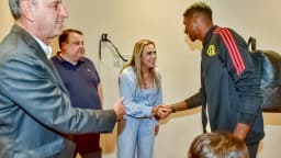 Celina Leão, candidata ao governo do Distrito Federal, cumprimenta homem em evento esportivo
