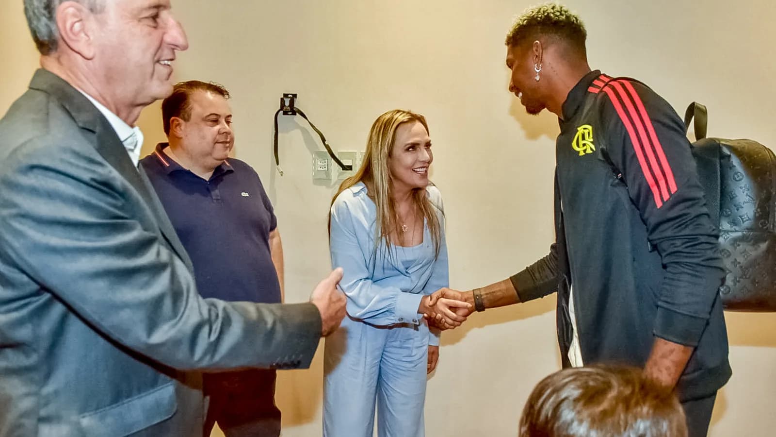 Celina Leão, candidata ao governo do Distrito Federal, cumprimenta homem em evento esportivo
