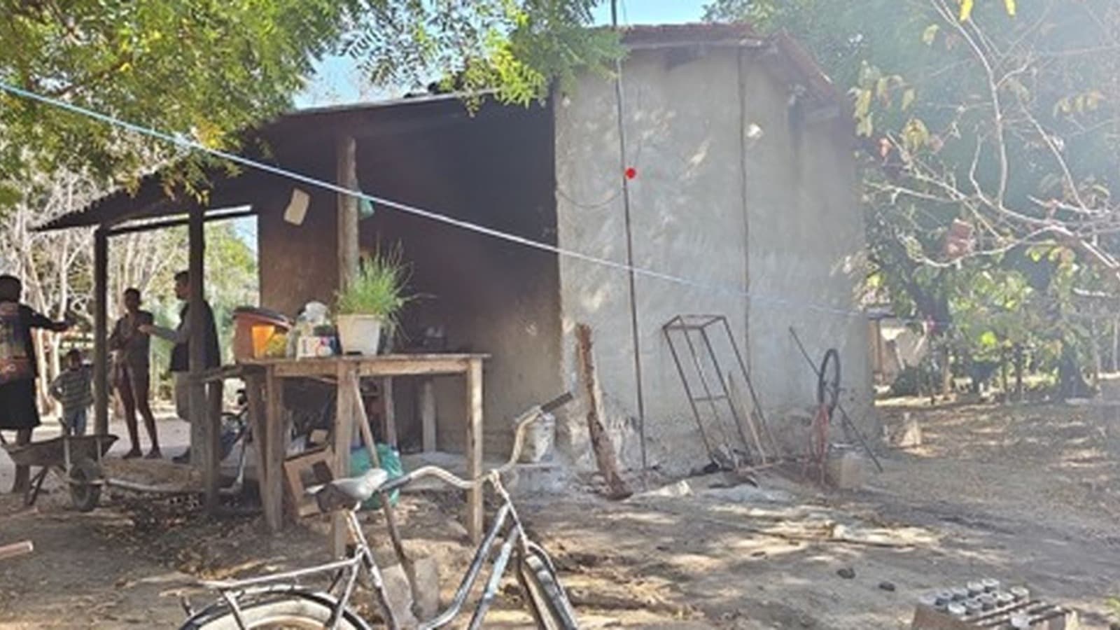 Moradia rural precária com barraco de madeira e alvenaria inacabada, imagem de arquivo do Ministério do Trabalho e Emprego de outra operação de resgate