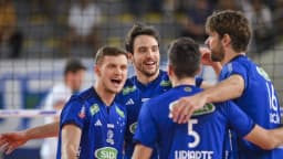 Jogadores do Sada Cruzeiro comemorando título em quadra