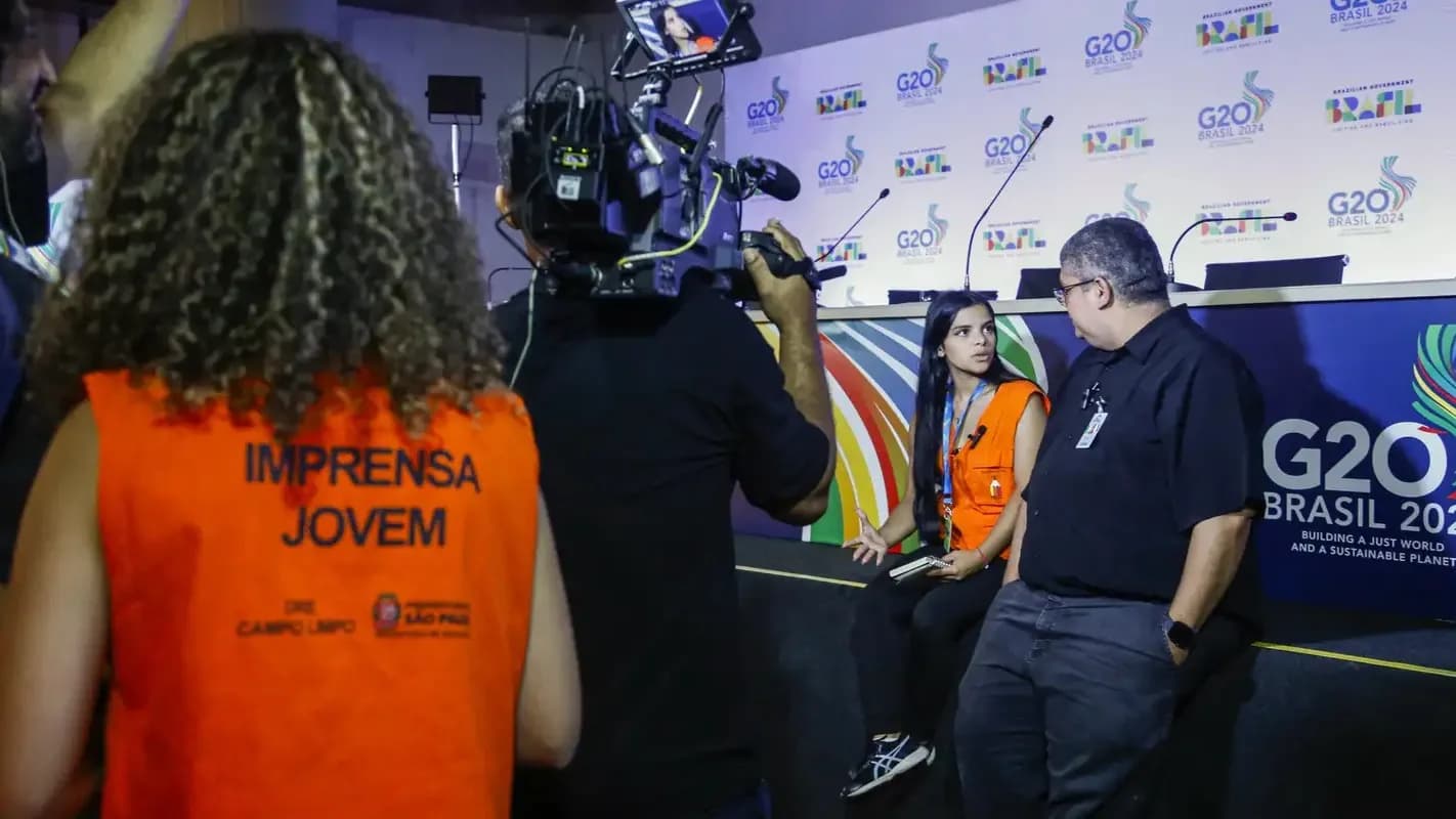 Jovem do programa Imprensa Jovem realiza entrevista durante evento do G20 Brasil
