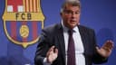 Joan Laporta gesticula durante entrevista coletiva com o escudo do Barcelona ao fundo