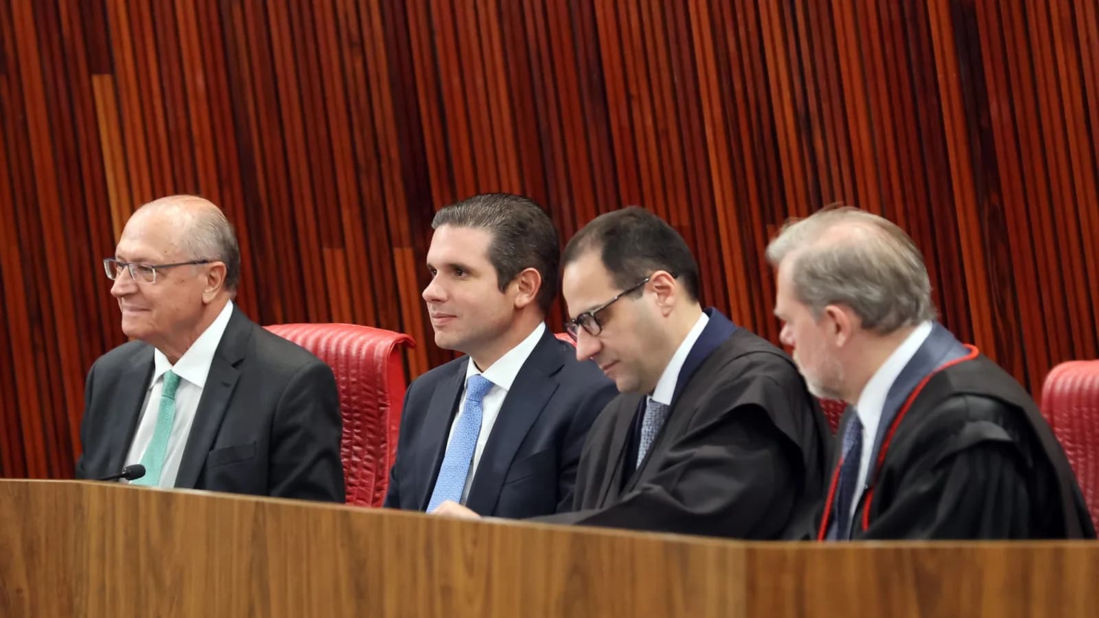 Beto Simonetti, presidente da OAB Nacional, ao lado de autoridades em sessão solene no TSE, foto de arquivo