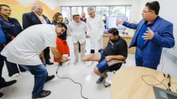 Lula observa demonstração de equipamento de reabilitação ao lado de médicos e paciente no Hospital de Amor, em Barretos
