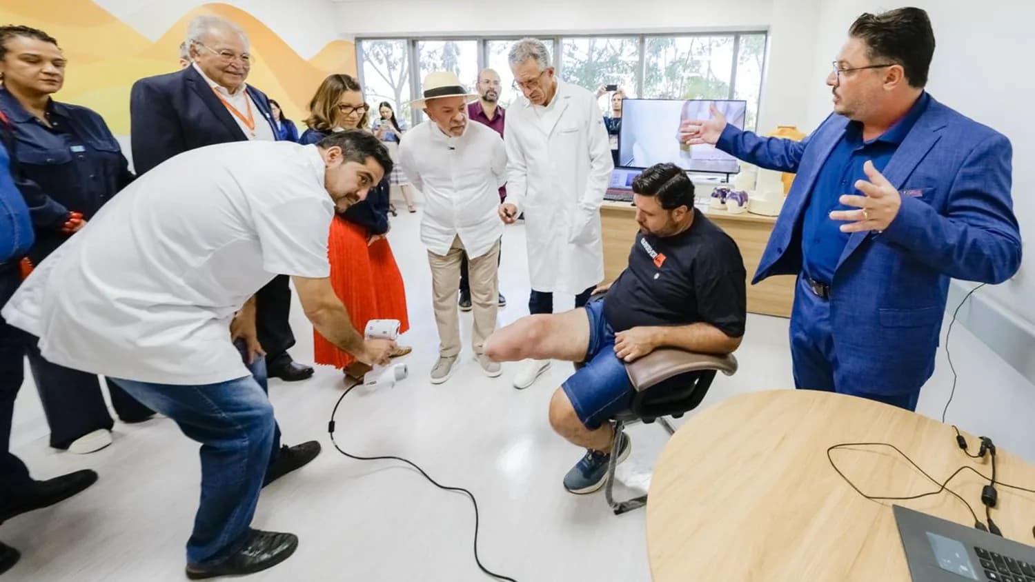 Lula observa demonstração de equipamento de reabilitação ao lado de médicos e paciente no Hospital de Amor, em Barretos