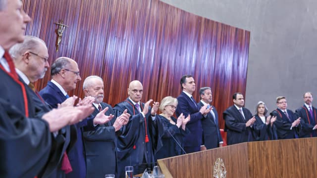 Lula aplaudido por ministros do TSE durante cerimônia de diplomação em dezembro de 2022