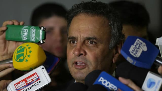 Aécio Neves fala a microfones de vários veículos de imprensa, foto de arquivo