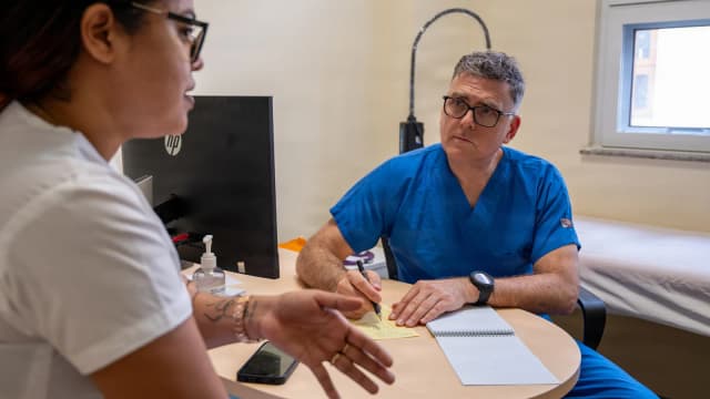 Médico em consulta de saúde com paciente (foto ilustrativa)