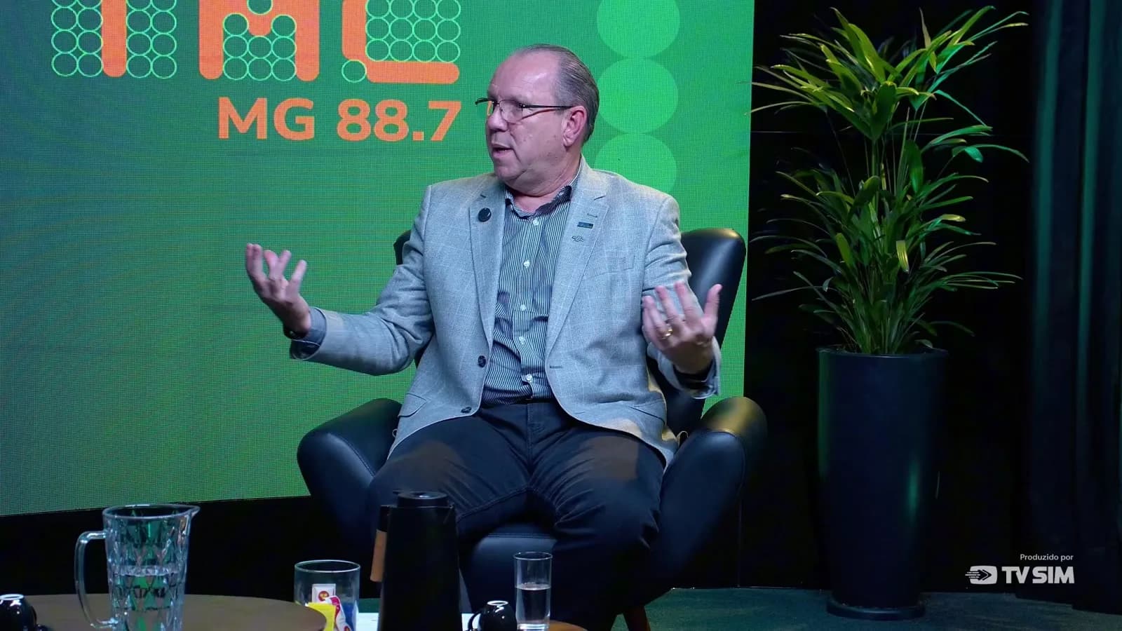 Marcelo Souza e Silva, presidente da CDL-BH, fala com as duas mãos abertas e afastadas em gesto animado durante entrevista