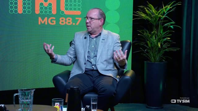 Marcelo Souza e Silva, presidente da CDL-BH, fala com as duas mãos abertas e afastadas em gesto animado durante entrevista