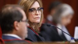Ministros do Tribunal Superior Eleitoral durante sessão plenária, de toga