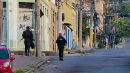 Agentes armados da polícia caminham por rua de favela do Rio de Janeiro durante operação policial, foto de arquivo