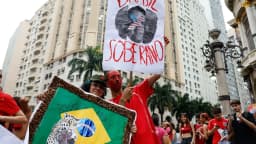 Jovens participam de ato de apoio a Lula nas ruas do Rio de Janeiro, com cartazes, no início do 2º turno