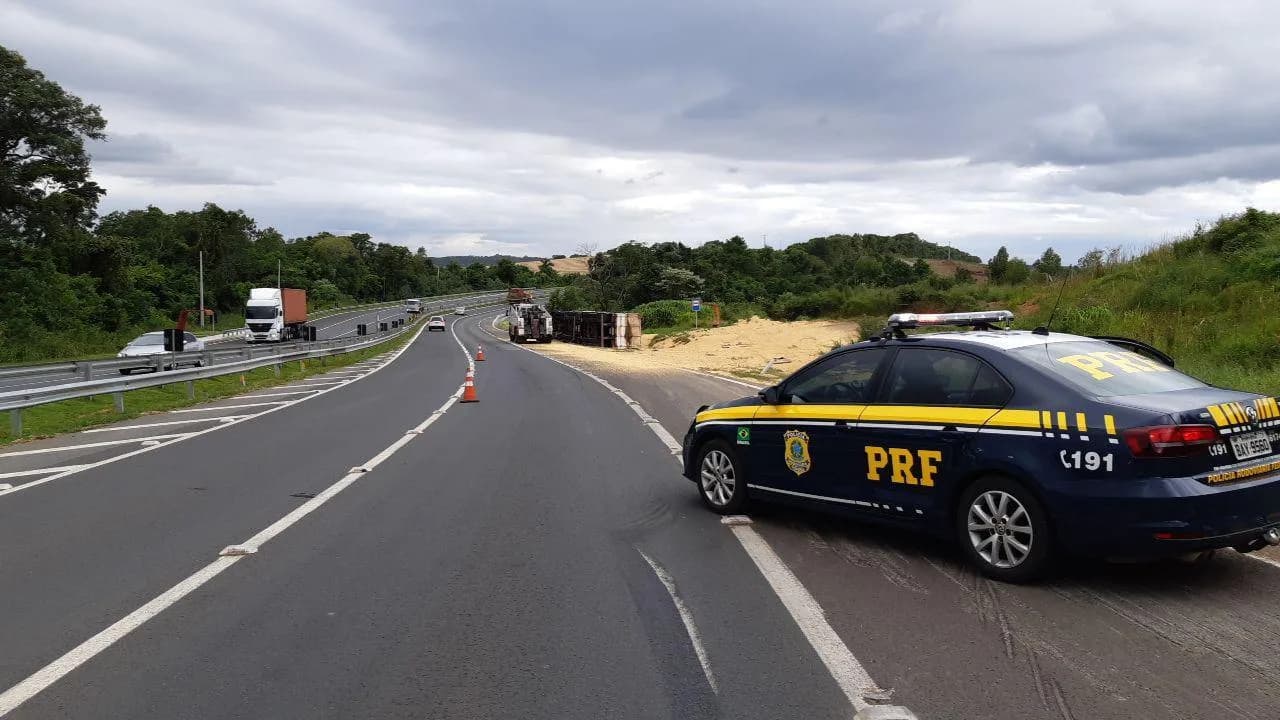 Viatura da PRF em ocorrência de acidente em rodovia federal (foto de arquivo, ilustrativa)
