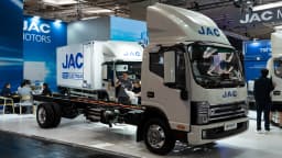 Caminhão elétrico JAC N75 EV exposto em feira do setor de transporte
