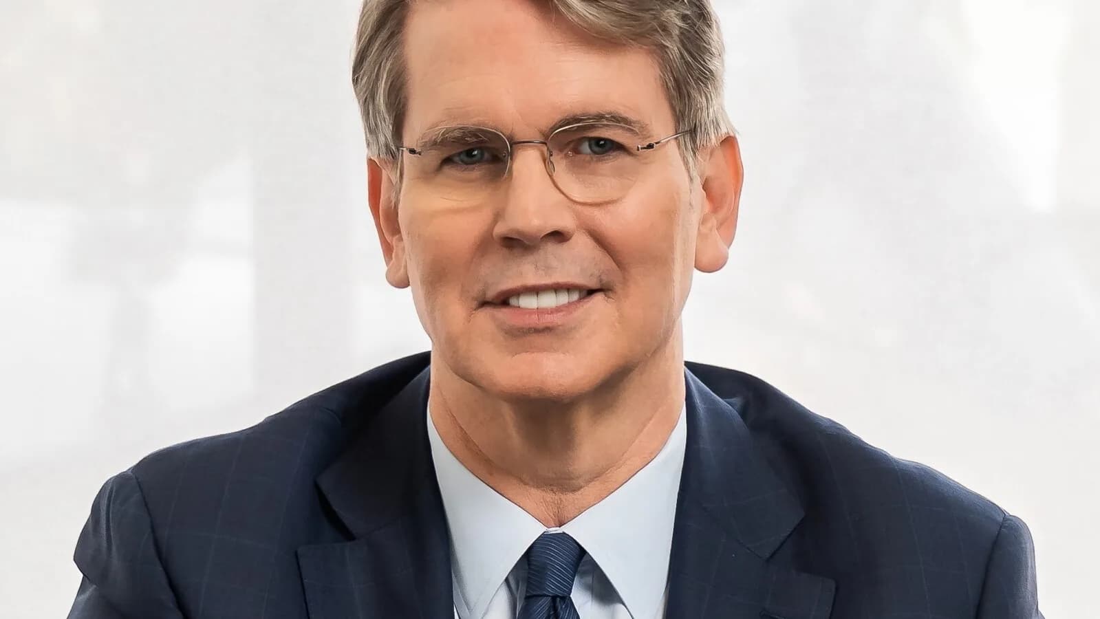 Retrato oficial do secretário do Tesouro dos EUA, Scott Bessent, de terno azul e óculos