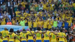 Jogadores da Seleção Brasileira reunidos em campo antes de partida
