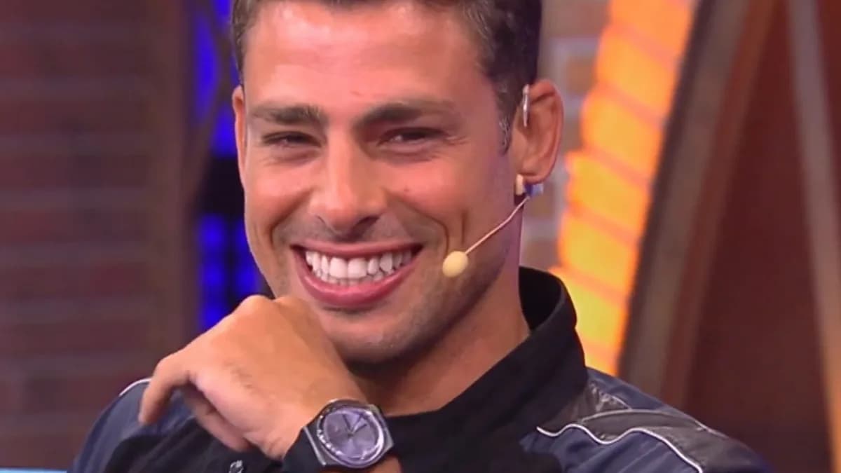 O ator Cauã Reymond sorri durante participação em programa de TV