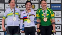 Victoria Barbosa (à direita, de bronze) ao lado das medalhistas de ouro e prata no pódio do Mundial de paraciclismo de estrada em Huntsville