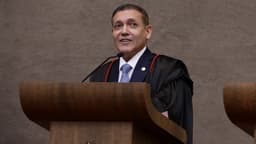 Kassio Nunes Marques discursa em pódio durante cerimônia de posse na presidência do TSE