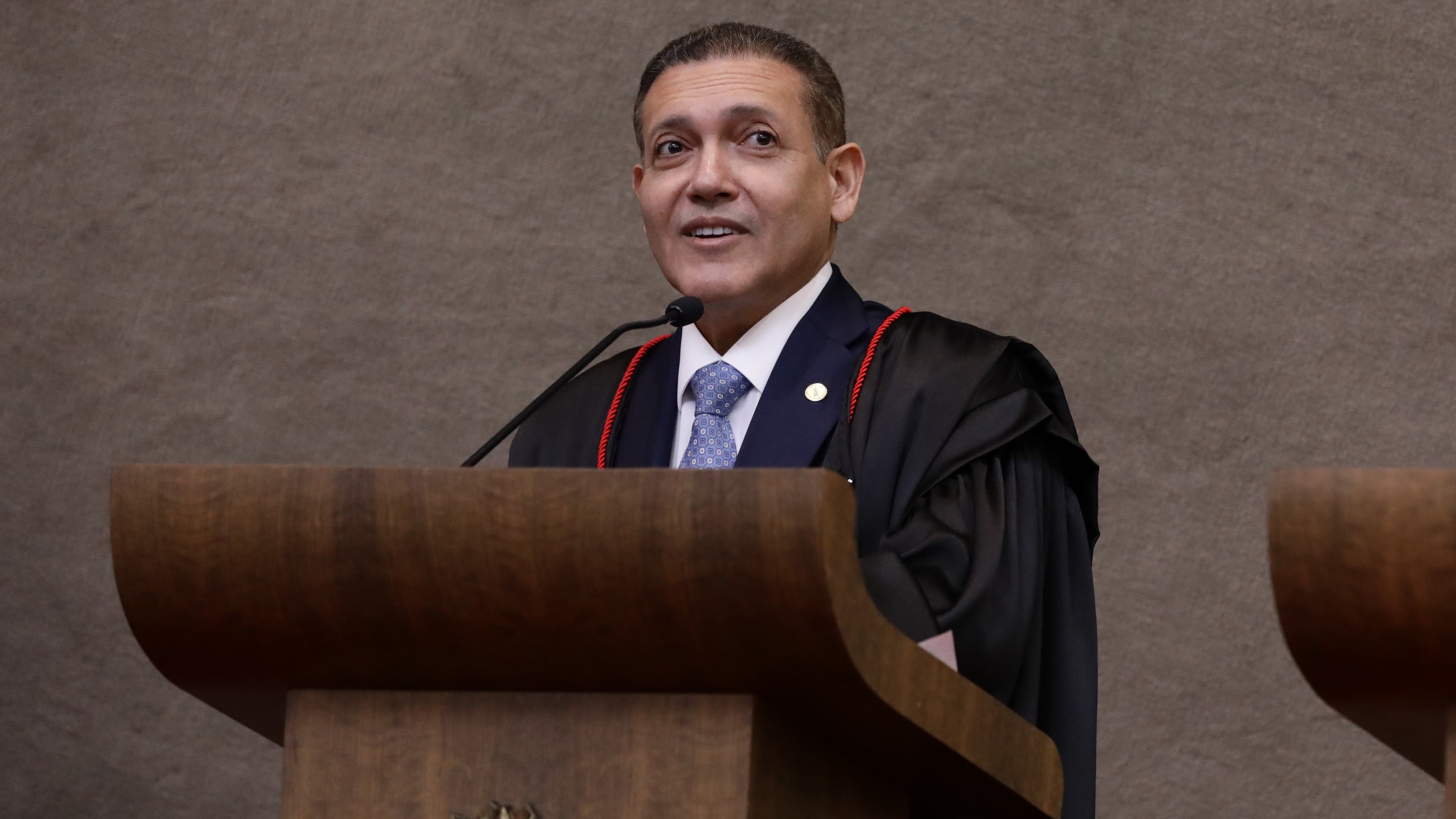 Kassio Nunes Marques discursa em pódio durante cerimônia de posse na presidência do TSE