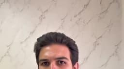 Advogado Dr. Pedro Gueggua, de terno cinza e gravata verde, gesticula com as duas mãos ao explicar o crime eleitoral de votar no lugar de outra pessoa
