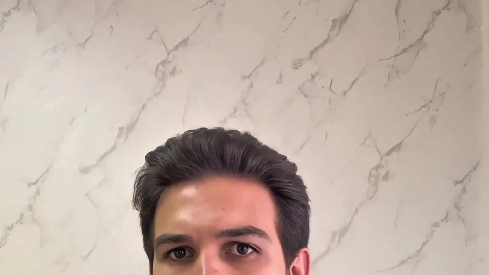Advogado Dr. Pedro Gueggua, de terno cinza e gravata verde, gesticula com as duas mãos ao explicar o crime eleitoral de votar no lugar de outra pessoa