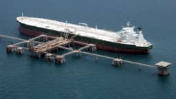 Navio-tanque de petróleo ancorado em terminal offshore, foto de arquivo da Marinha dos EUA