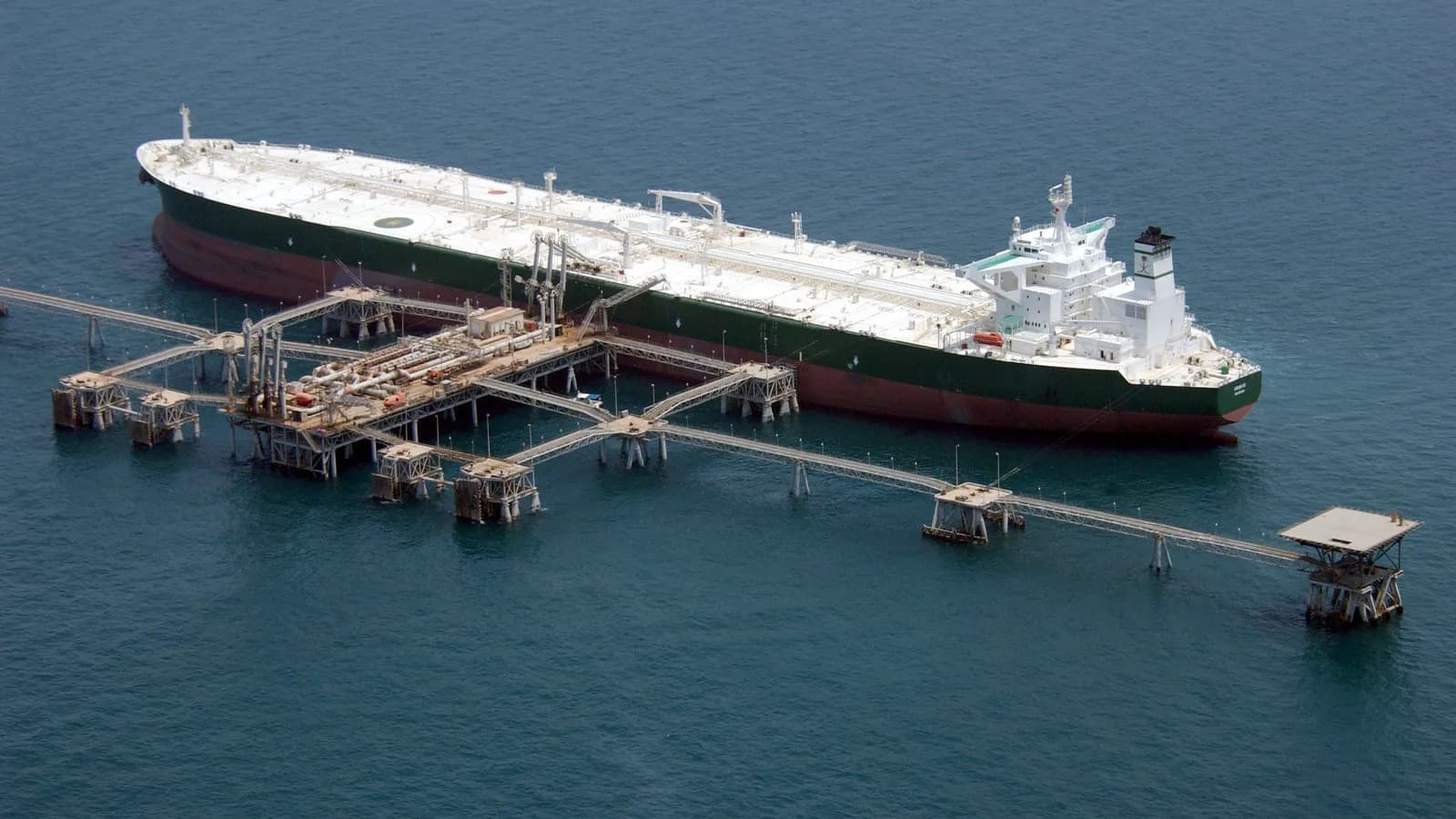 Navio-tanque de petróleo ancorado em terminal offshore, foto de arquivo da Marinha dos EUA