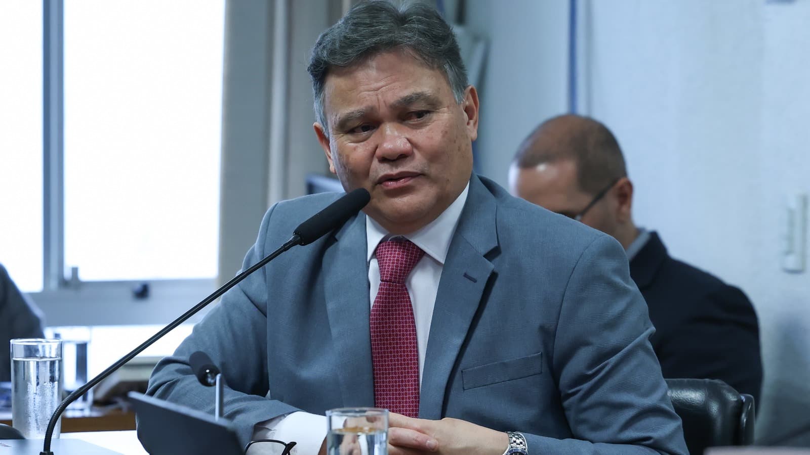 O promotor de Justiça Lincoln Gakiya, do Ministério Público de São Paulo, fala ao microfone durante audiência em Brasília, em foto de arquivo de novembro de 2025.