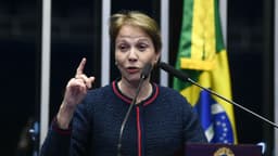 A senadora Tereza Cristina discursa na tribuna do plenário do Senado, com a bandeira do Brasil ao fundo, em foto de arquivo de fevereiro de 2025