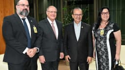 Jorginho Mello, governador de Santa Catarina, ao lado de outras autoridades em evento oficial