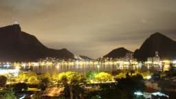 Vista noturna da Lagoa Rodrigo de Freitas com o Cristo Redentor ao fundo, no Rio de Janeiro