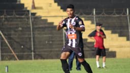 Jogador do Athletic comemora em partida da Série D (foto de arquivo)