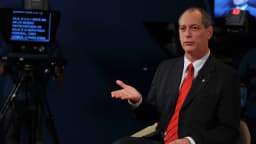 Ciro Gomes gesticula durante entrevista em estúdio de TV, com teleprompter ao fundo