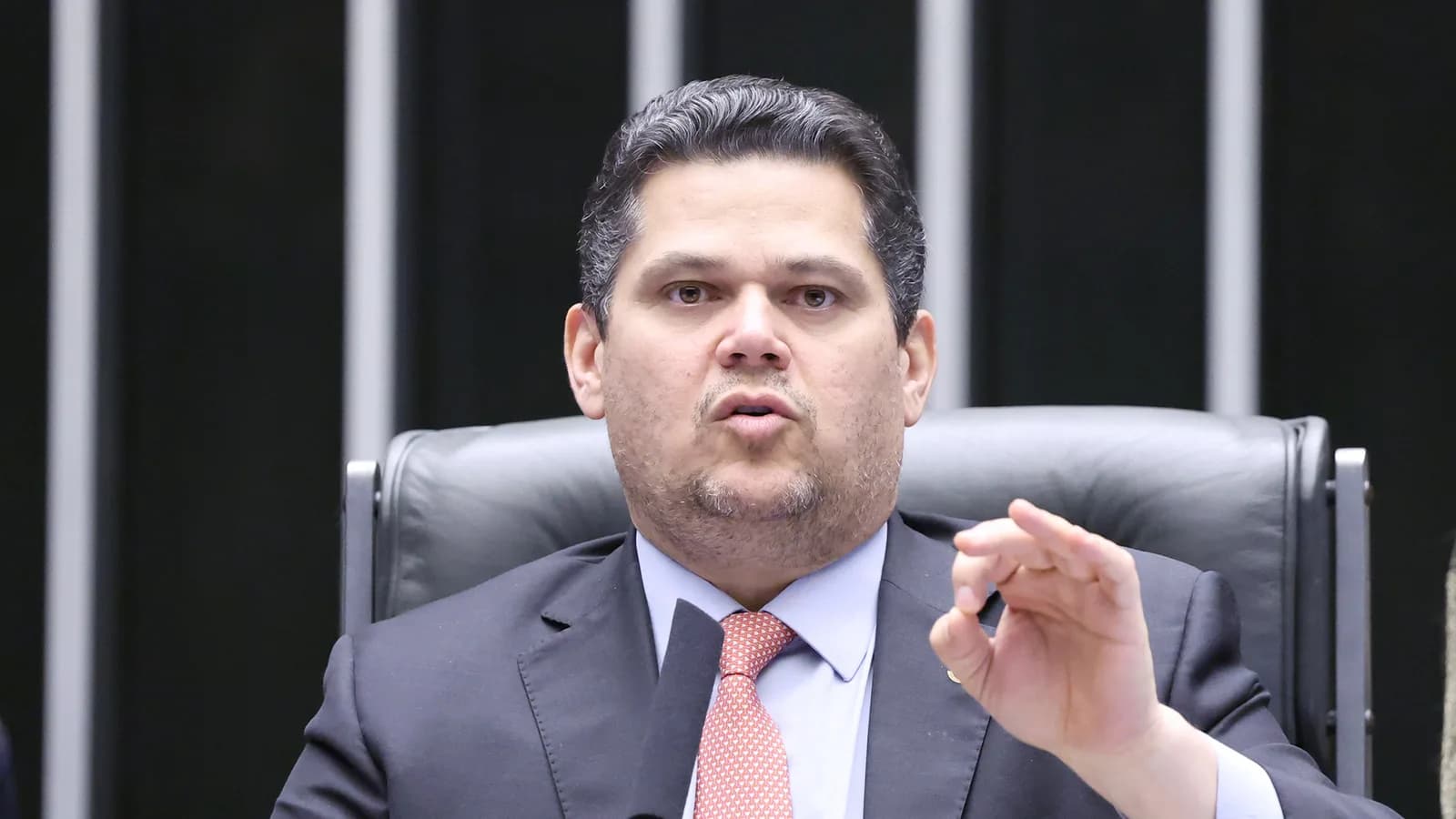 Davi Alcolumbre presidindo sessão no Congresso