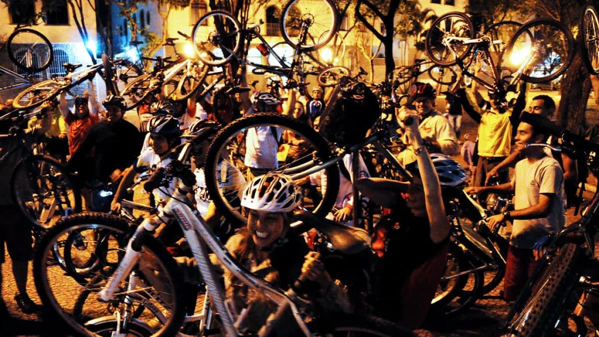 Grupo de ciclistas se reúne à noite em evento comunitário nas ruas de Juiz de Fora