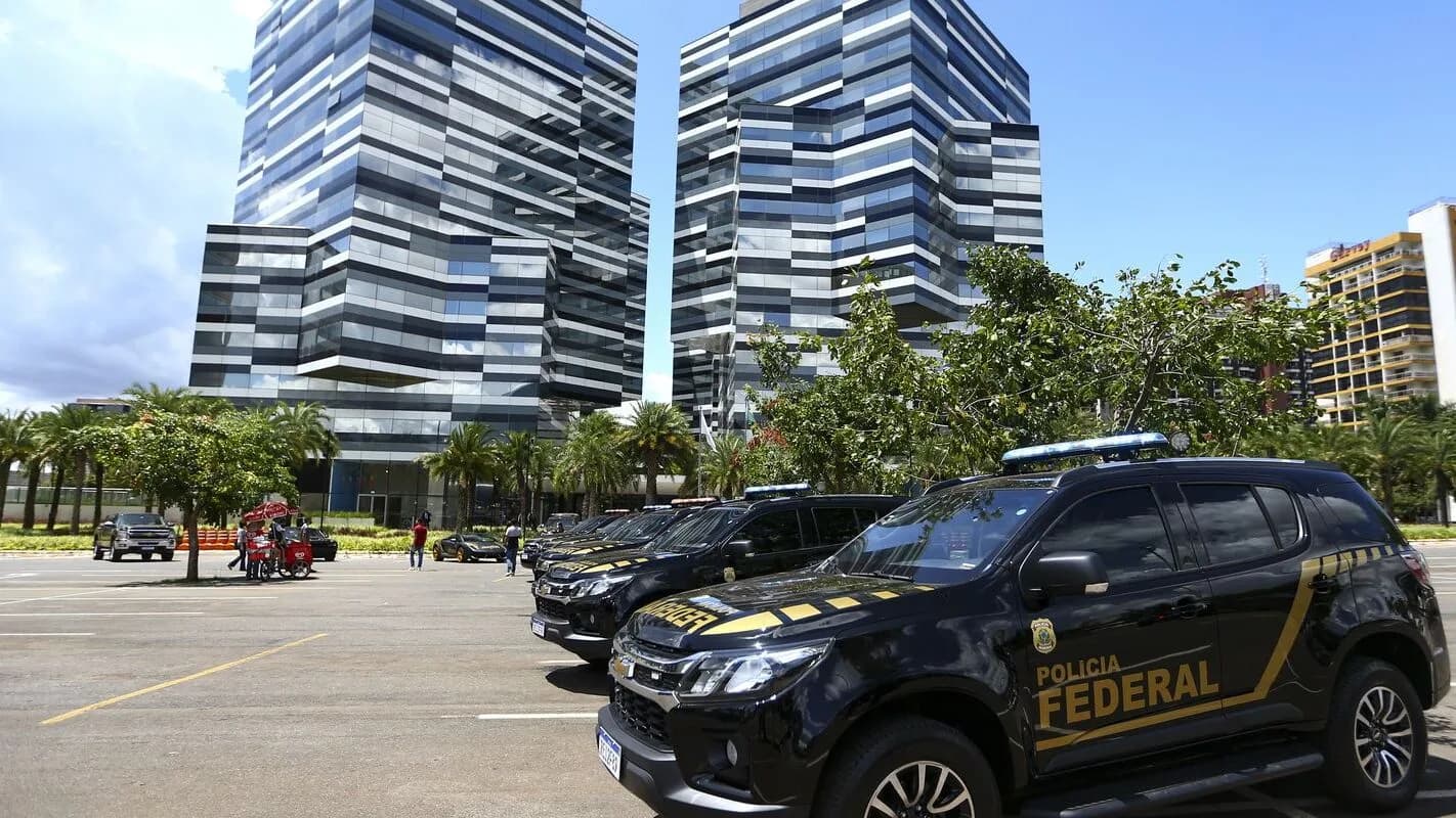 Viaturas da Polícia Federal estacionadas em operação relacionada ao caso Vorcaro em Brasília