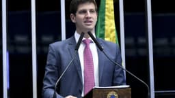João Campos discursa em tribuna do Senado Federal, com a bandeira do Brasil ao fundo