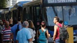 Passageiros embarcam em ônibus lotado em São Paulo