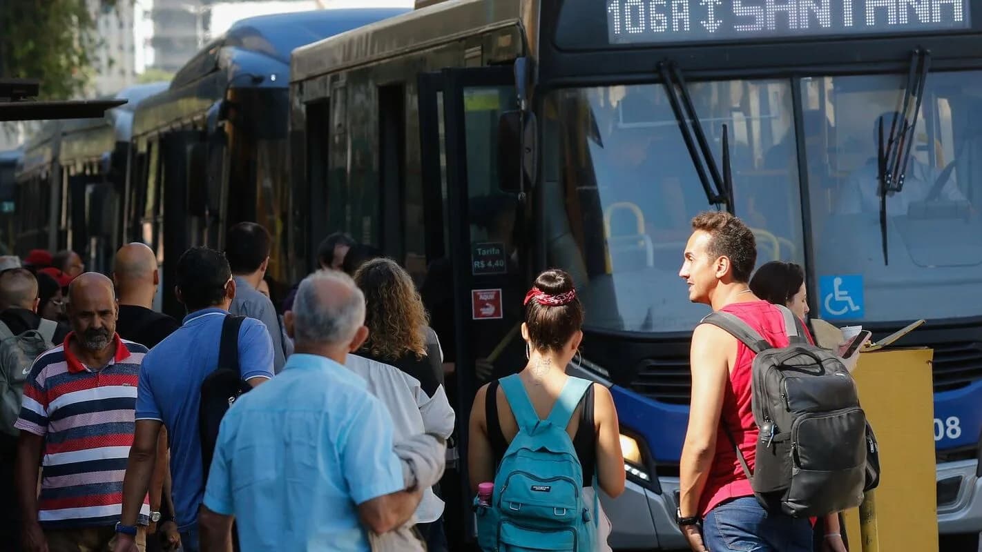 Passageiros embarcam em ônibus lotado em São Paulo