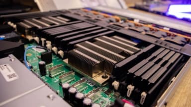 Placas e dissipadores de calor no interior de um servidor de data center, foto ilustrativa