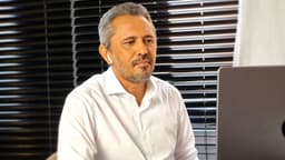 Elmano de Freitas, governador do Ceará e candidato à reeleição, durante entrevista sentado em frente a um notebook